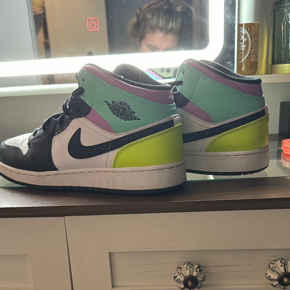 Nike Air Jordan 1 Mid Sneakers